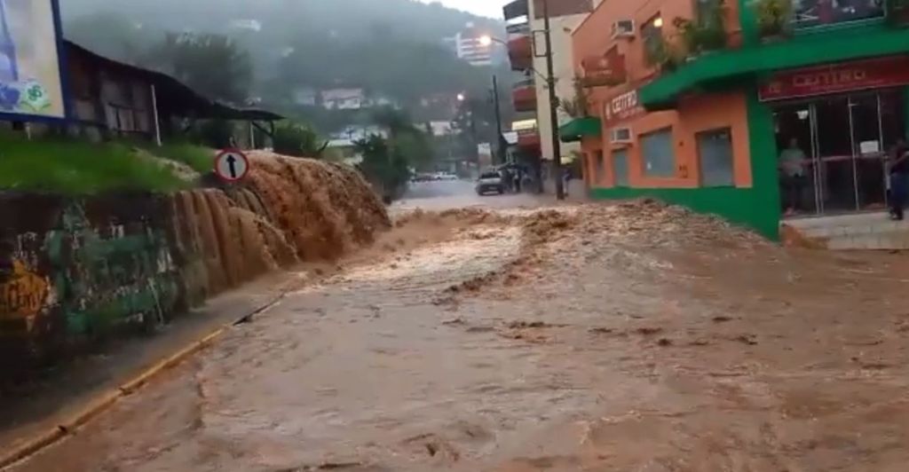 Assista – Vídeos mostram os alagamentos no Centro de Capinzal