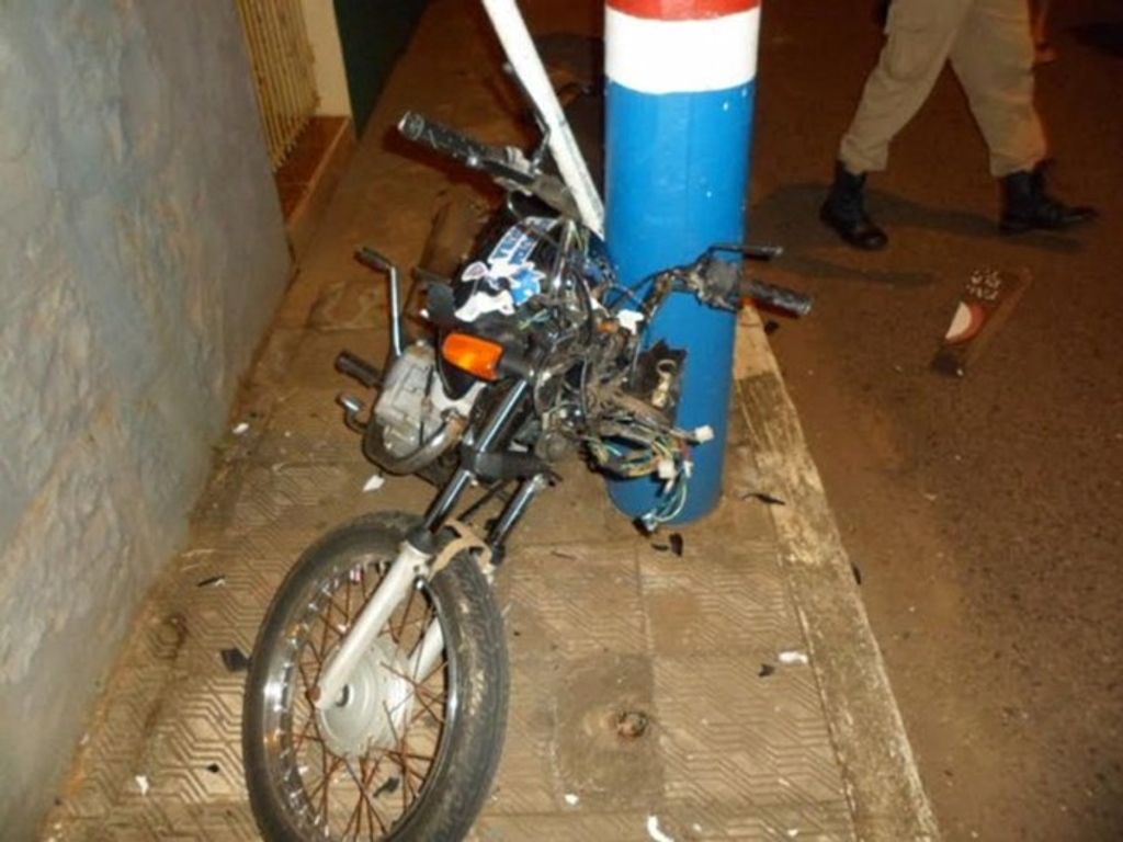 Jovem morre após colidir contra poste no centro de Piratuba