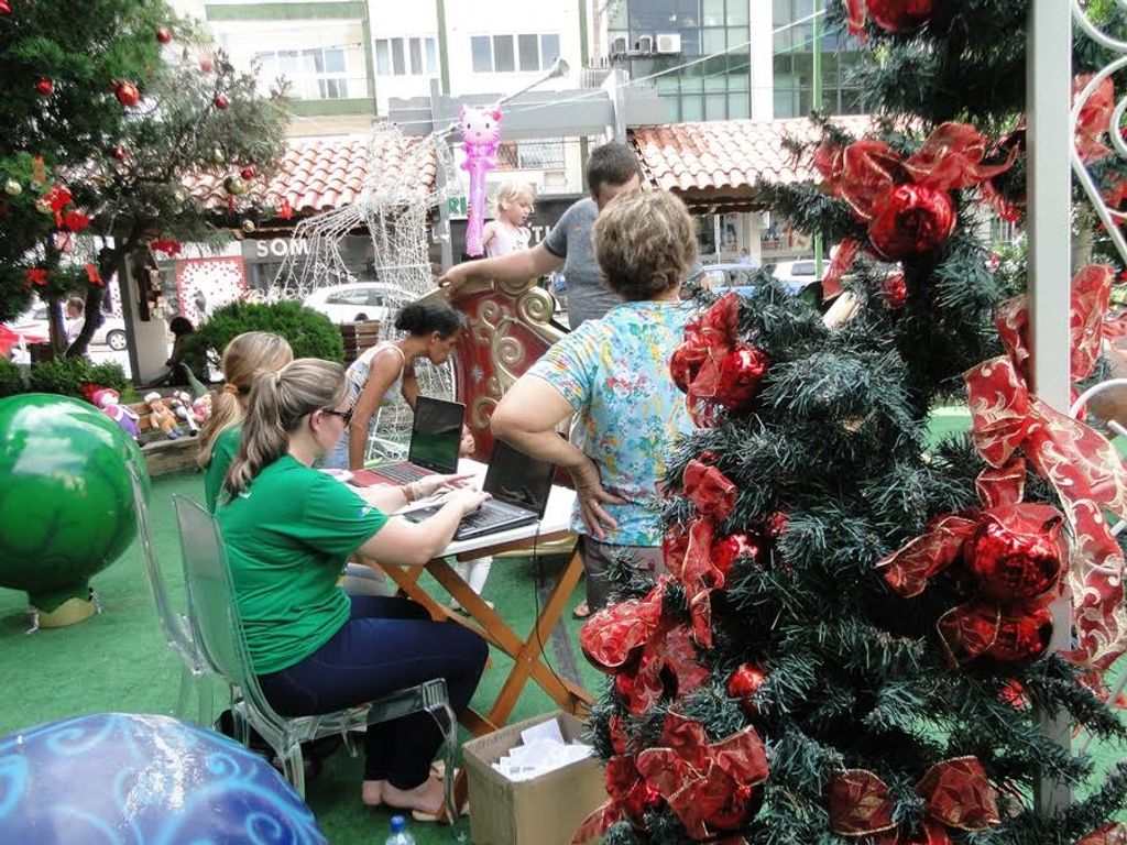 Posto na praça auxilia consumidores no cadastramento de cupons da promoção de Natal da CDL