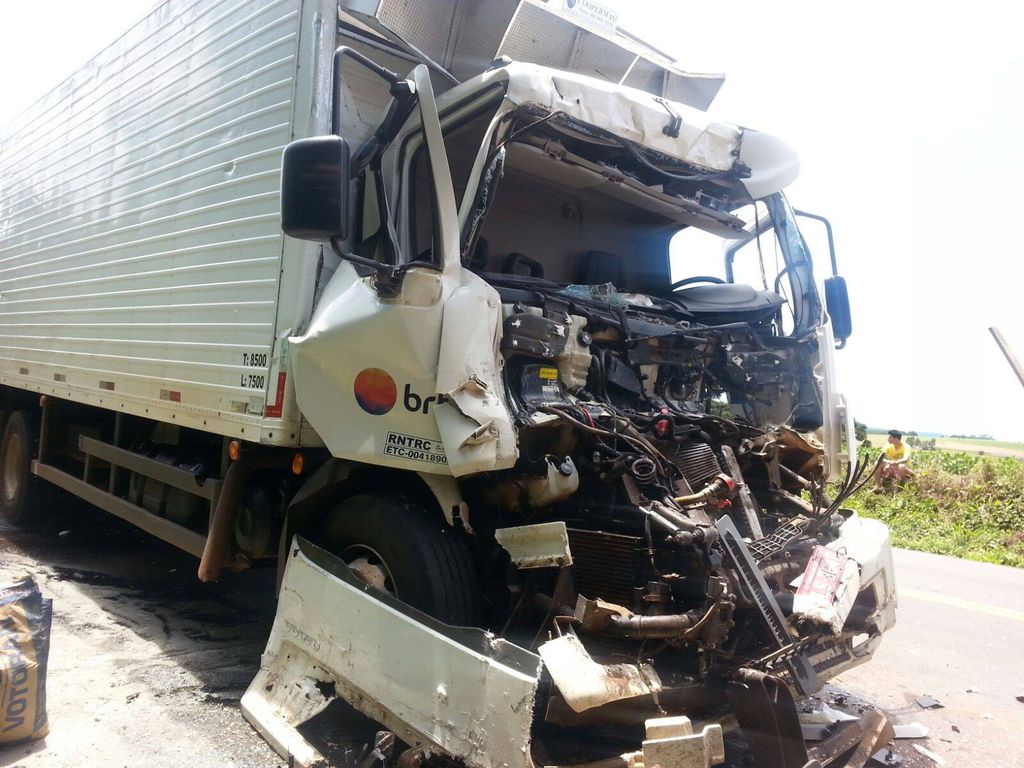 Engavetamento envolve bitrem, carreta e caminhão na BR 282