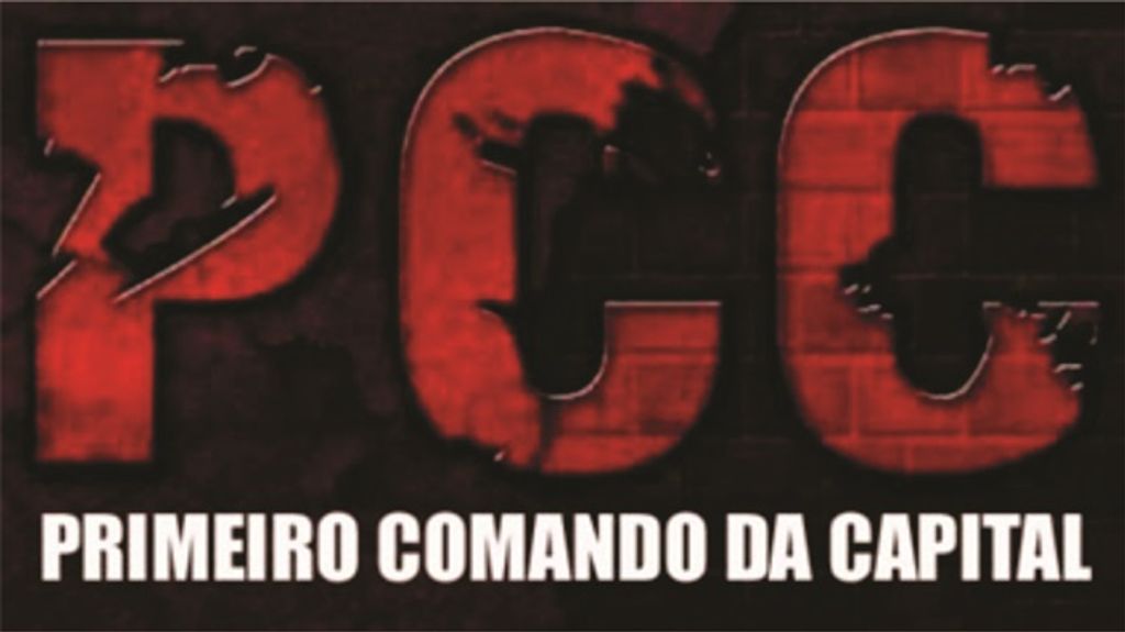 Homem escreve com faca sigla do PCC no braço da companheira