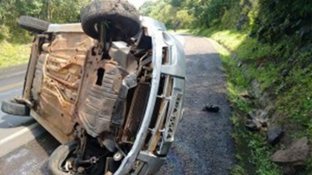 Saída de pista com capotamento de carro na BR-153