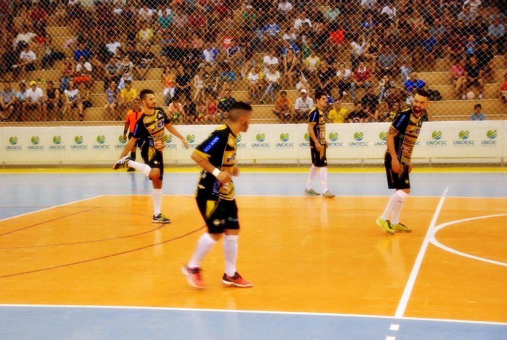 Joaçaba vence a segunda no futsal