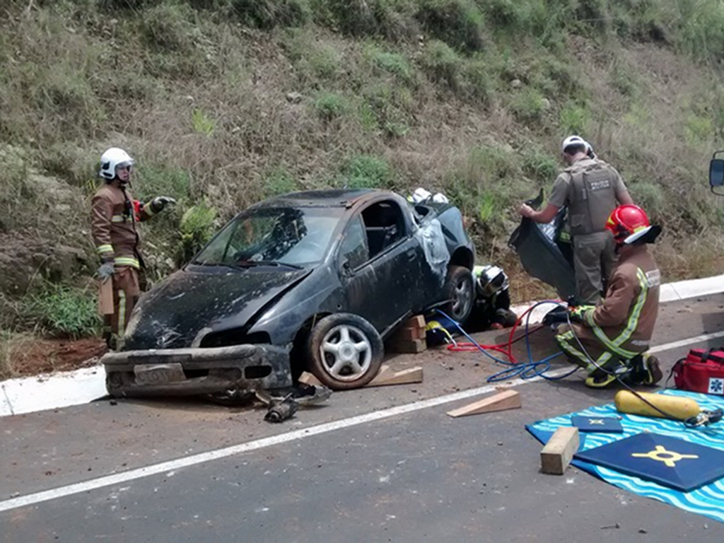 Menina de 9 anos morre após ser lançada para fora de carro