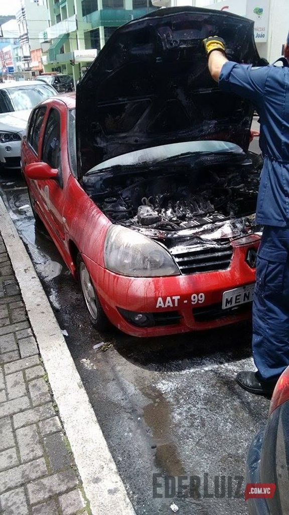 Carro do Corpo de Bombeiros pega fogo no Centro de Joaçaba