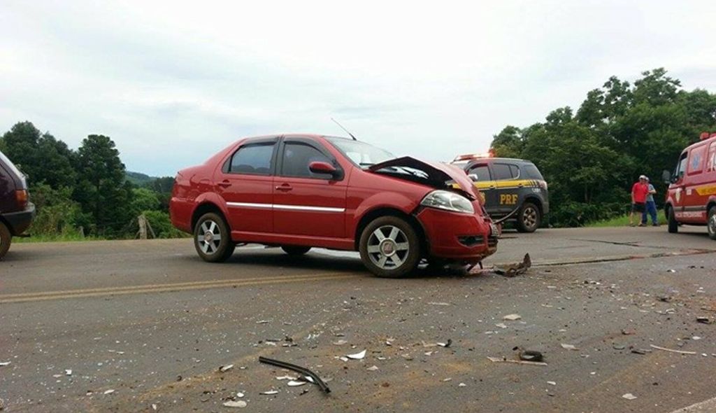 Três pessoas ficaram feridas em acidente na BR 153