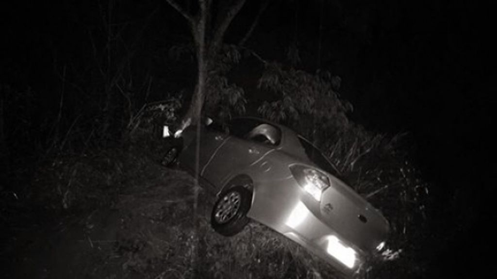 Veiculo sai da pista e colide contra arvore na SC 355 em Treze Tílias