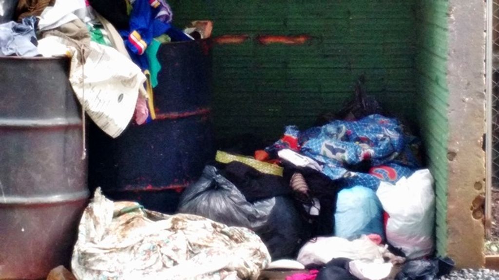 Desperdício – Várias peças de roupas são jogadas no lixo em Joaçaba