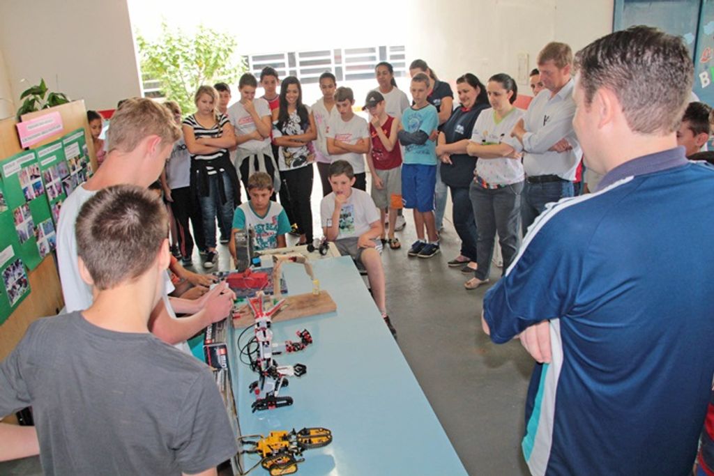 Oficina de Robótica inspira criatividade dos alunos em Piratuba