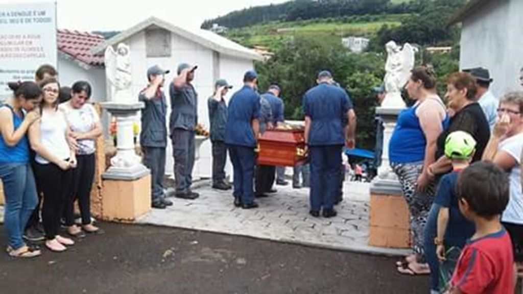 Emoção marca a despedida do bombeiro comunitário que morreu após acidente
