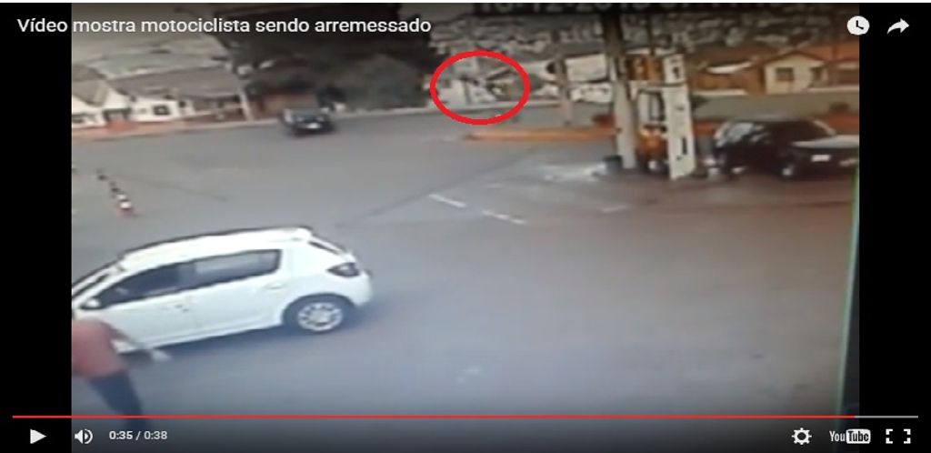 Vídeo mostra motociclista sendo arremessado em acidente em Caçador