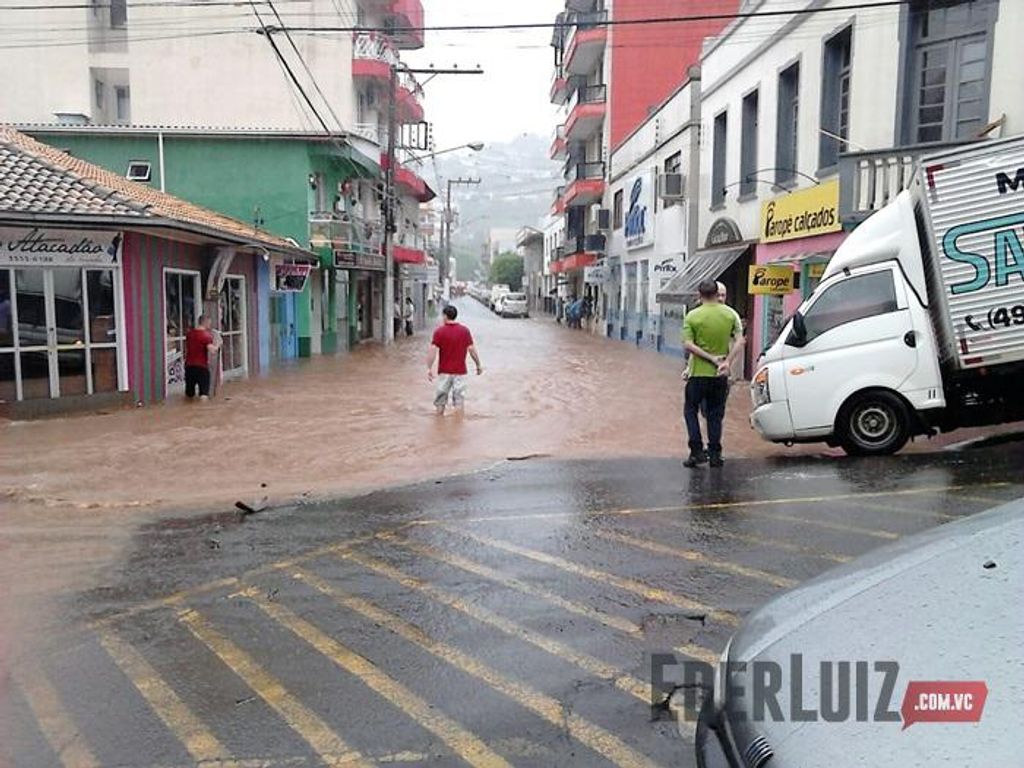 Rio transborda e causa alagamentos em residências e comércio do Centro de Capinzal