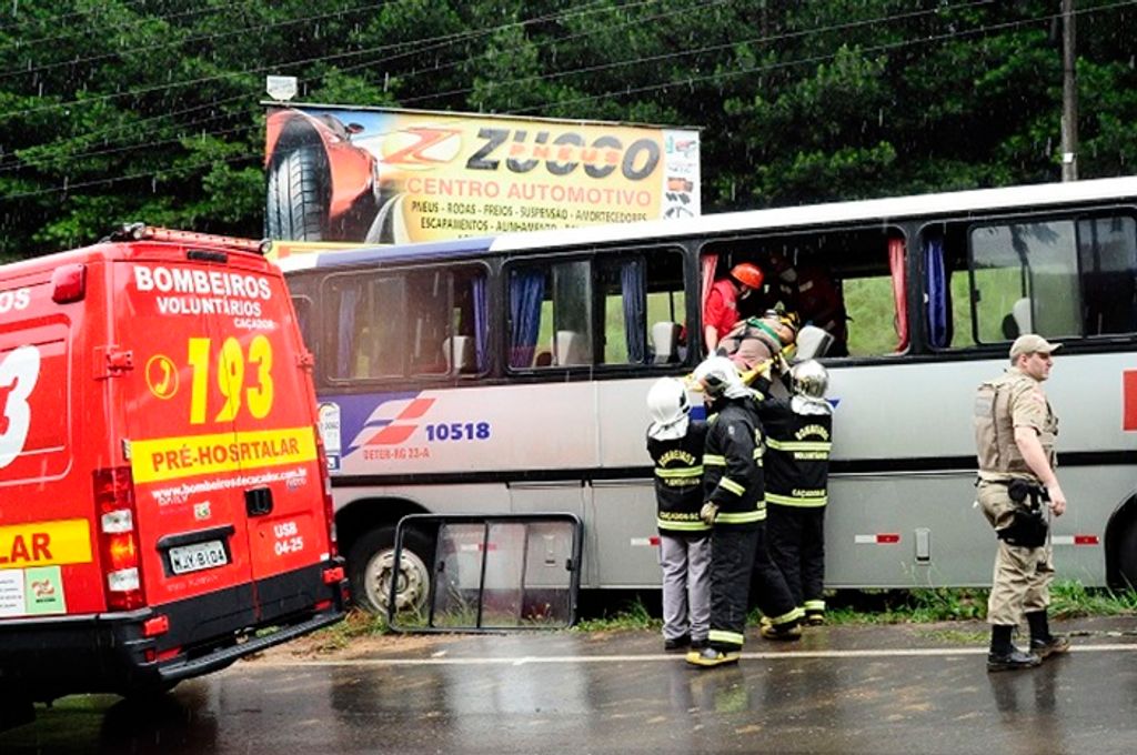Ônibus da empresa Reunidas colide em barranco