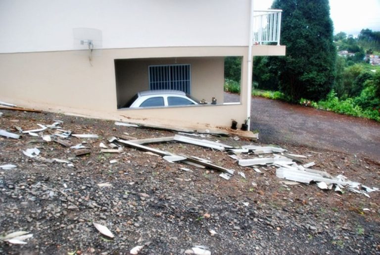 Vendaval causa estragos em Joaçaba e Herval