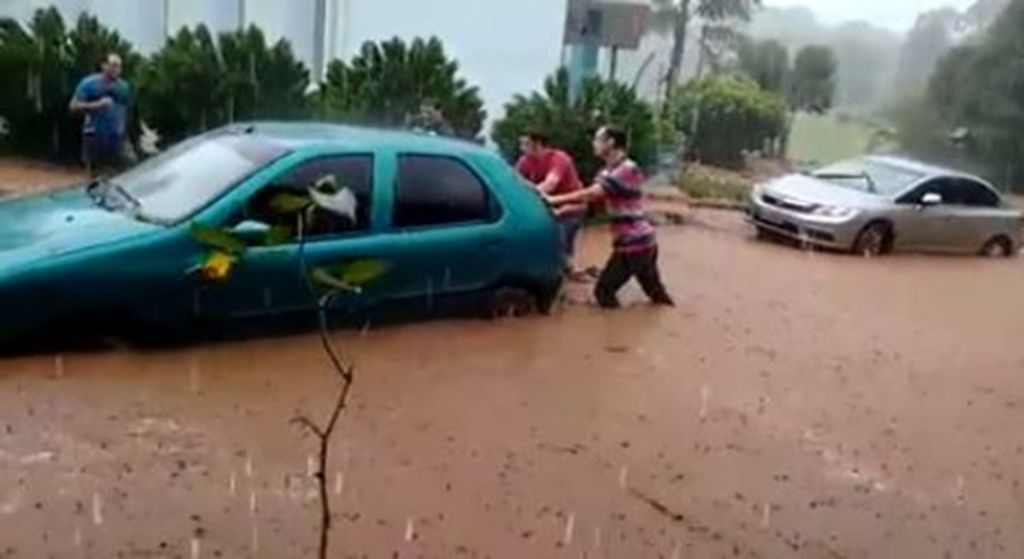 Imagens impressionantes mostram a água alagando comunidade em Herval
