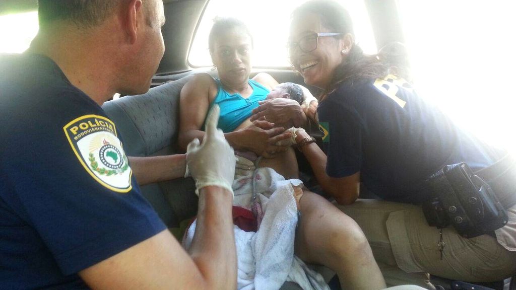 Policiais rodoviários federais realizam parto na BR- 101