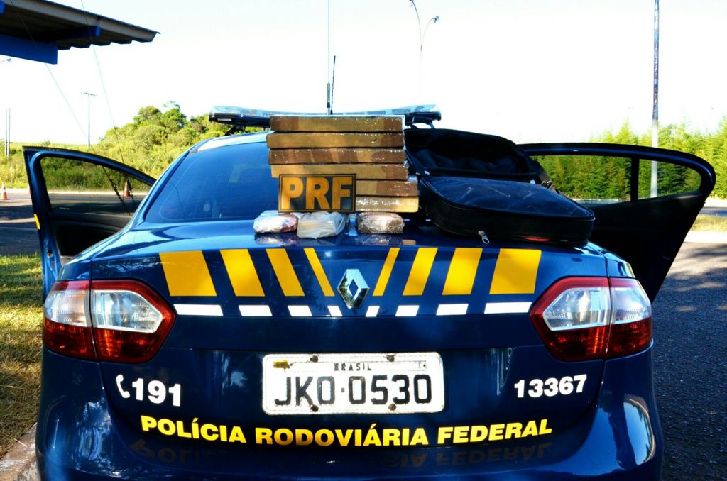 PRF apreende mais de 8 quilos de maconha em ônibus na BR-282