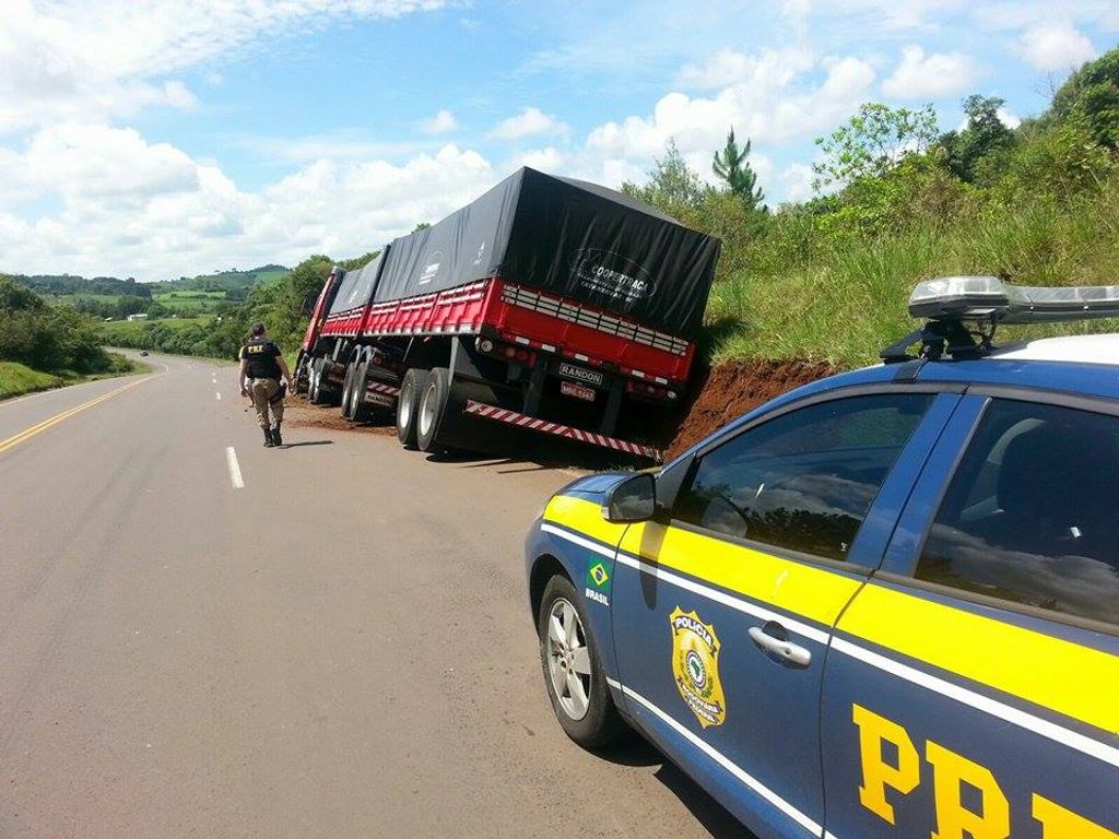Carreta colide num barranco na BR 282 em Campos Novos e deixa rodovia parcialmente interditada