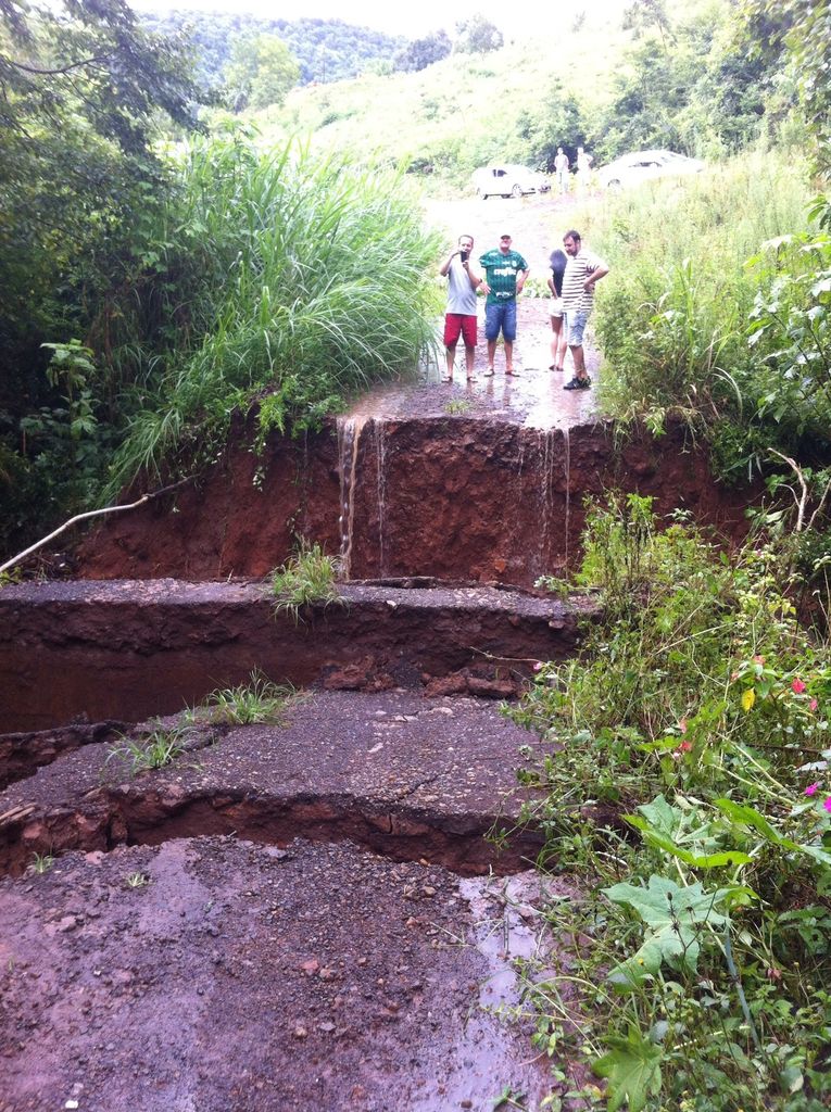 Ponte levada pela enxurrada no interior de Herval ainda não foi reconstruida