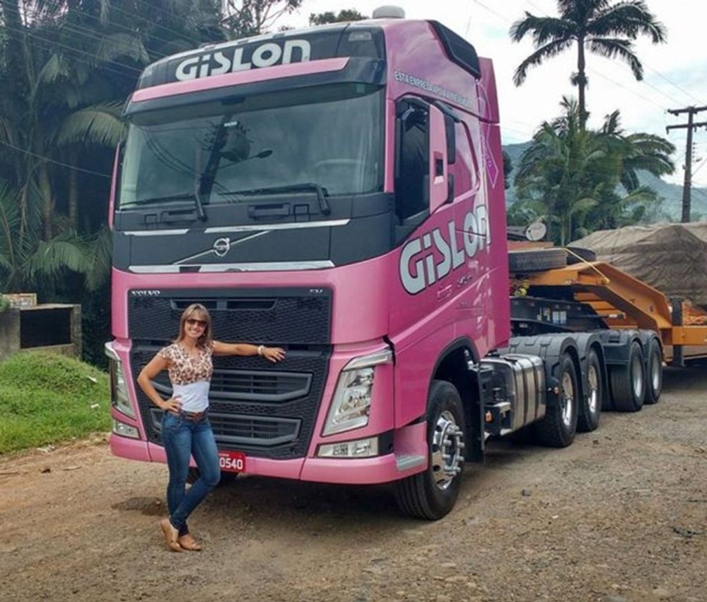 Caminhoneira catarinense ajuda a divulgar campanha contra o câncer de mama