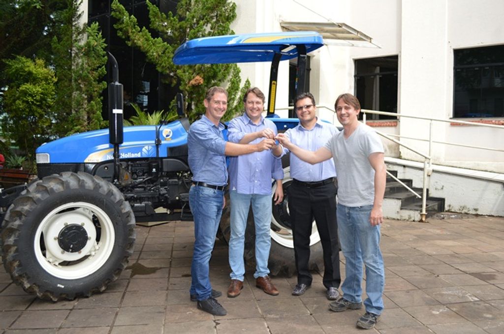 Agricultores de Joaçaba são beneficiados com trator novo