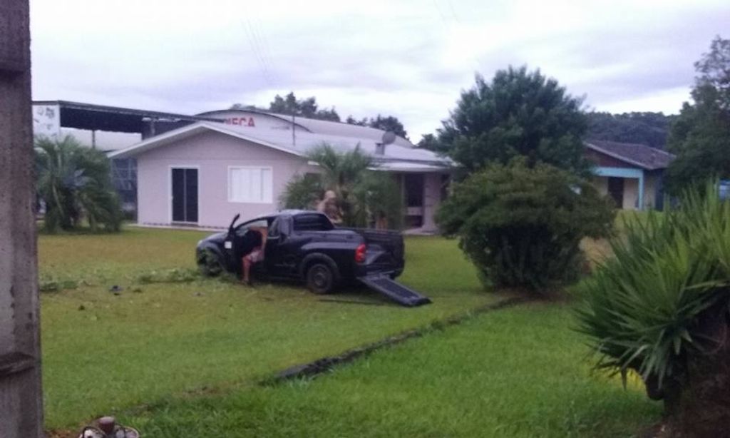 Carro capota, derruba árvore e vai parar no pátio de uma residência em Concórdia