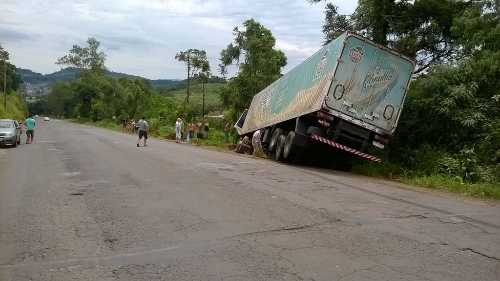 Carreta de Ibicaré tomba ao desviar de veículo na SC-135