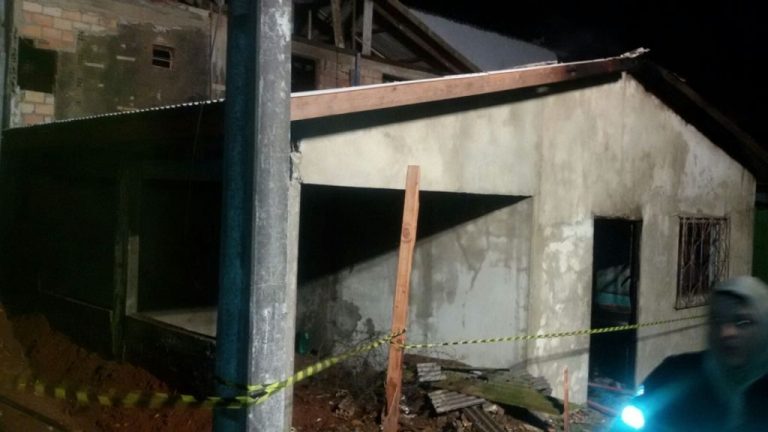 Residência fica parcialmente destruída após incêndio em Campos Novos