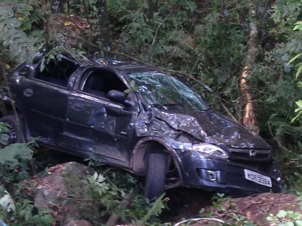 Carro atravessa pista e capota em barranco de 20m na BR-153 em Concórdia