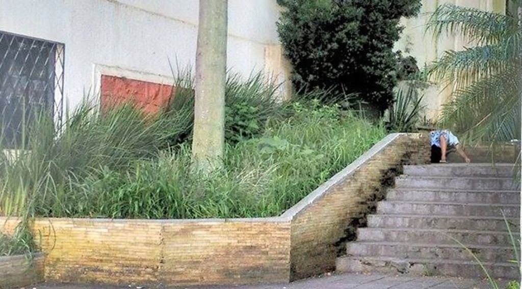 Abandono da praça da prefeitura e parquinho chamam a atenção