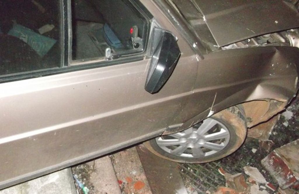 Motorista bate em muro e abandona veículo no centro de Capinzal