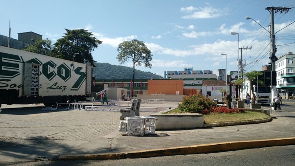 Começa a montagem da estrutura para o Carnafolia na Praça da Catedral
