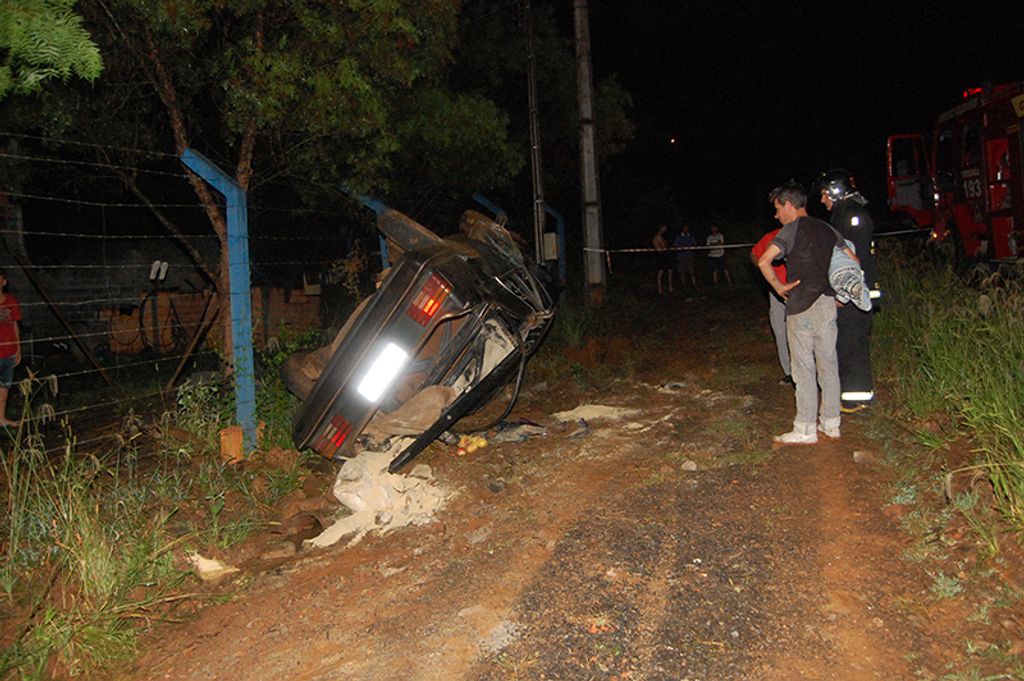 Motorista capota e abandona mulher e filho dentro do veículo