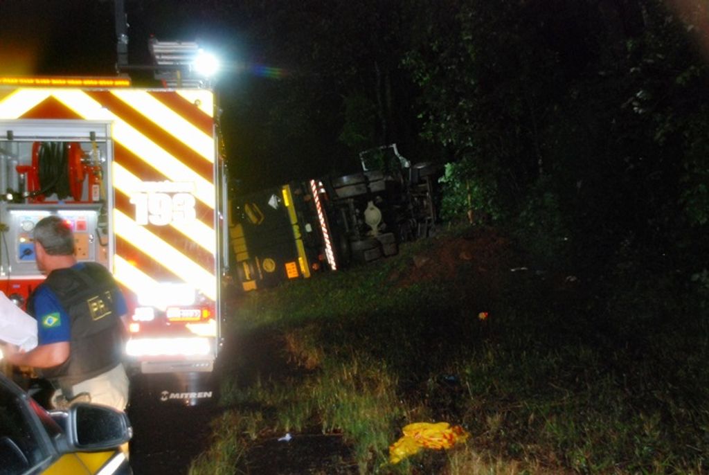 Motorista e carona pulam de caminhão para escapar de acidente na 282 em Joaçaba