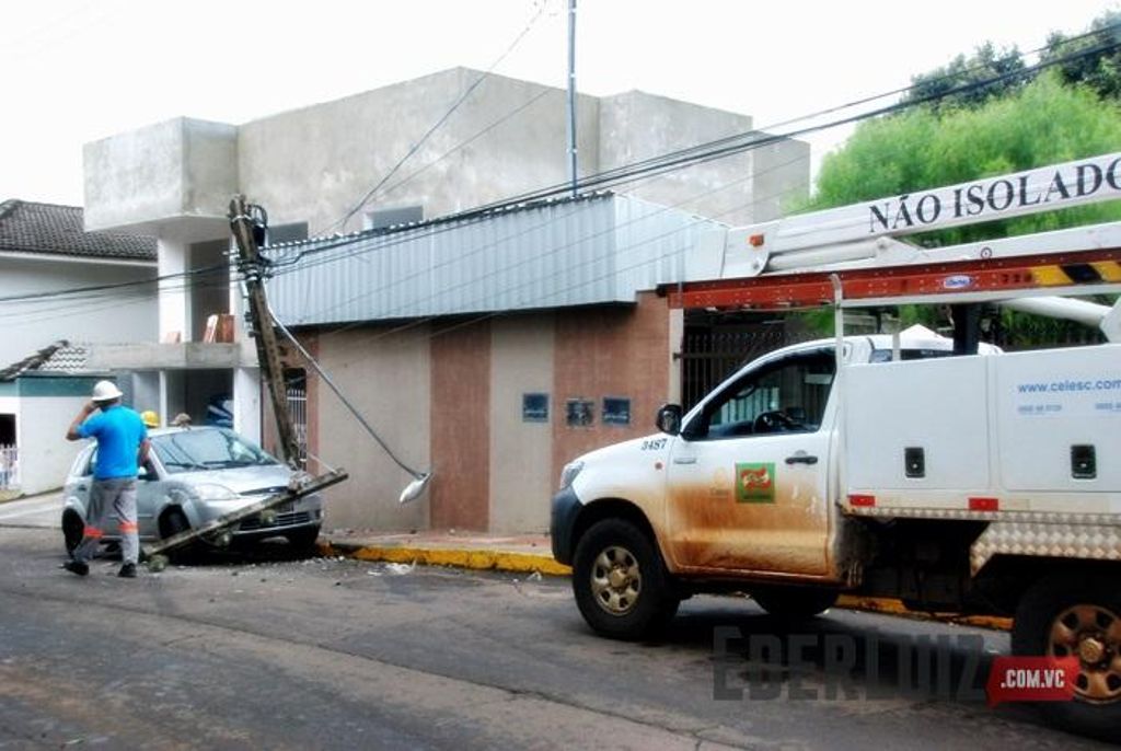 Carro bate contra poste no Bairro Boa Vista em Joaçaba