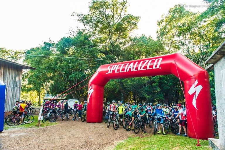 Ciclistas prestam homenagem ao Professor Raylander