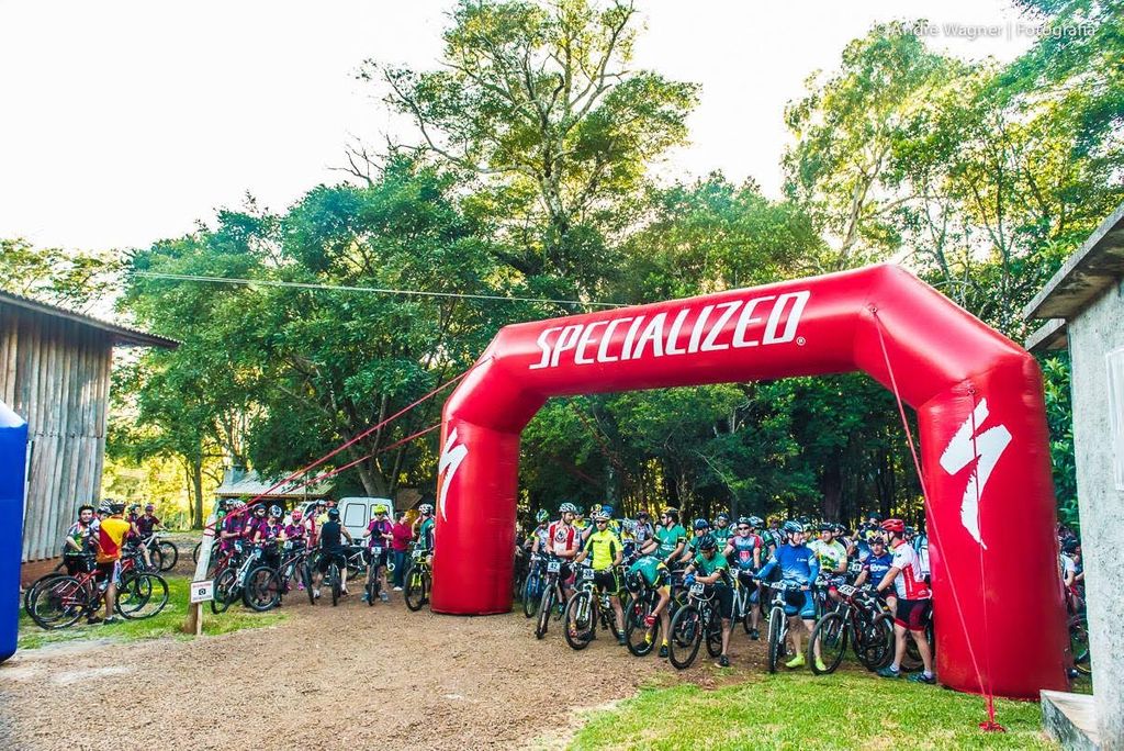 Ciclistas prestam homenagem ao Professor Raylander