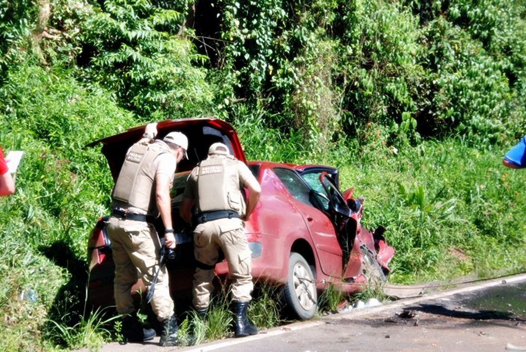 Batida deixa veículos detruídos na BR-282 em Joaçaba