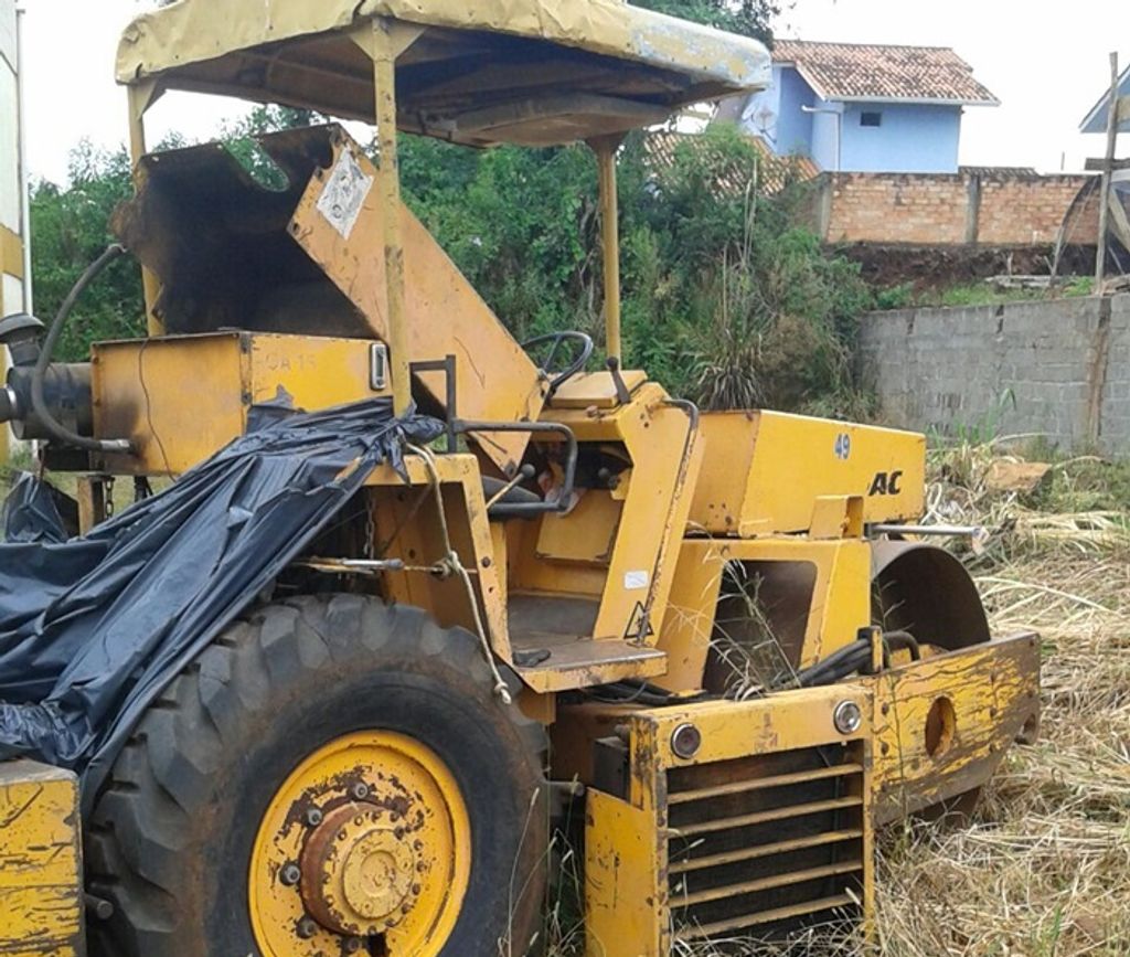 Máquina da prefeitura está parada há 2 meses em terreno baldio