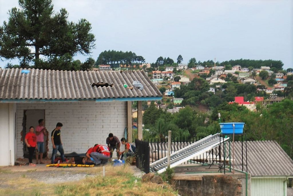 Homem cai do telhado em Caçador
