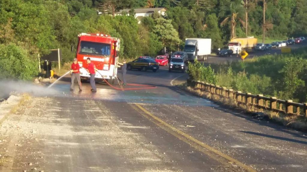 Caminhão cai de ponte na BR-282 em Catanduvas
