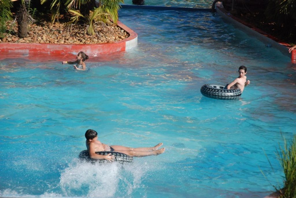 Sol e calor garantem fim de semana lotado no Parque Aquático Águas Tirolesas