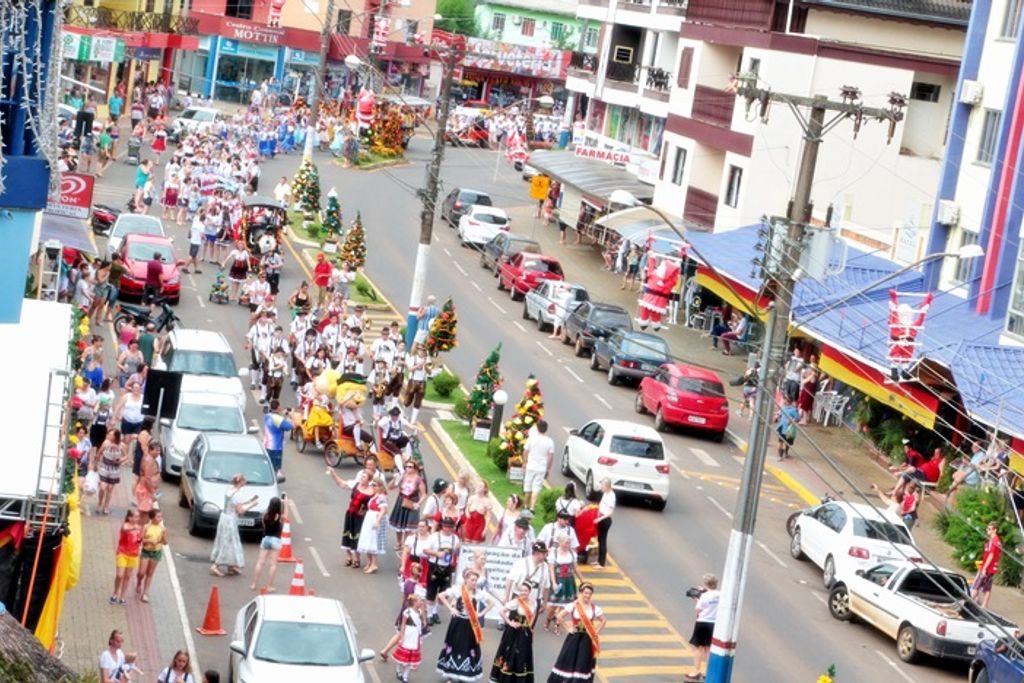 Desfile das Origens reúne entidades, piratubenses e turistas no Kerb