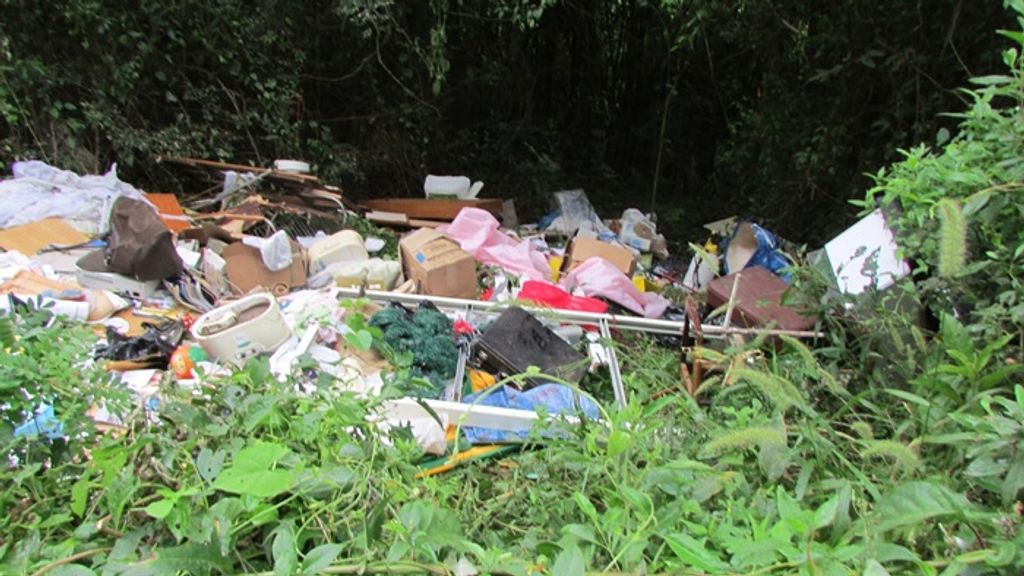 Grande quantidade de lixo é encontrada jogada no interior de Erval Velho