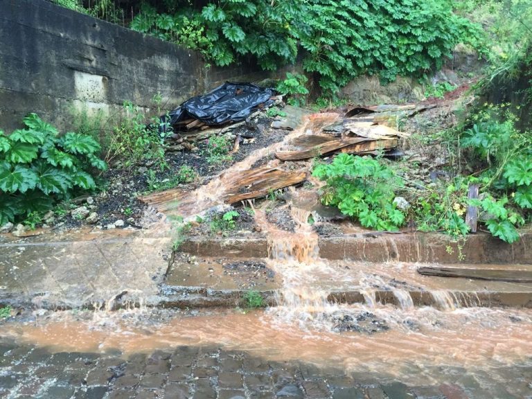 Deslizamento de encosta expõe rocha que ameaça residência em Joaçaba