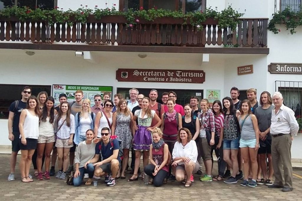 Grupo de estudantes da Áustria realiza excursão científica em Treze Tílias