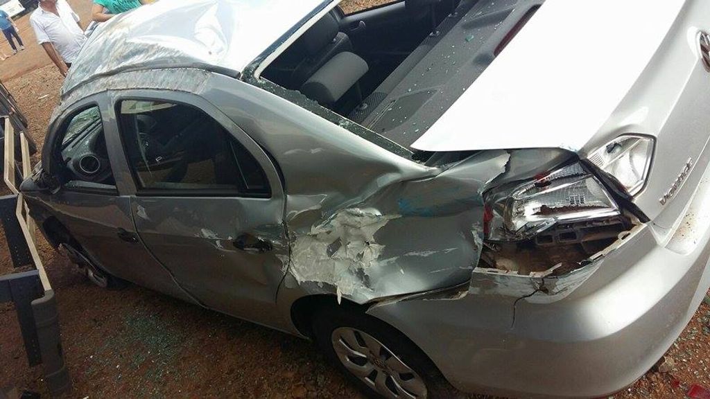Capotamento seguido de colisão contra carreta