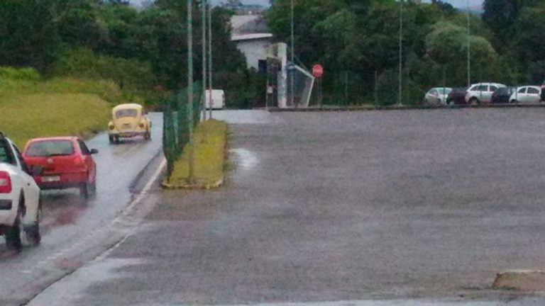 Pastori pede lombada para rua em frente à rodoviária