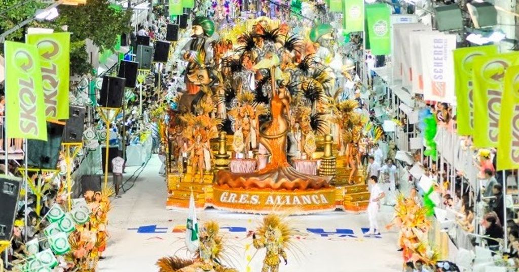 Primeira noite de desfile promete um show na XV de Novembro