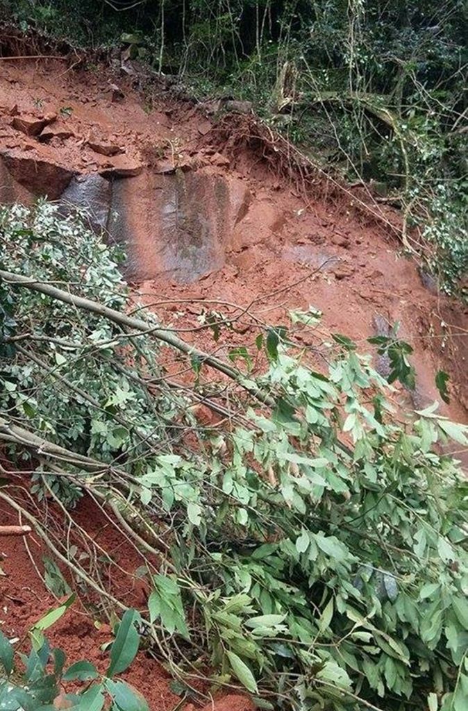 Vídeo mostra como está a cratera aberta no bairro Santa Tereza após o desmoronamento de terra